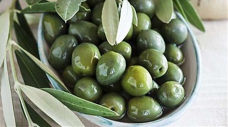 Знаете от чего зависит цвет и оттенки консервированных оливок и маслин?