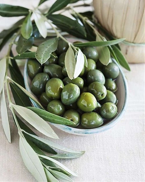 Знаете от чего зависит цвет и оттенки консервированных оливок и маслин?